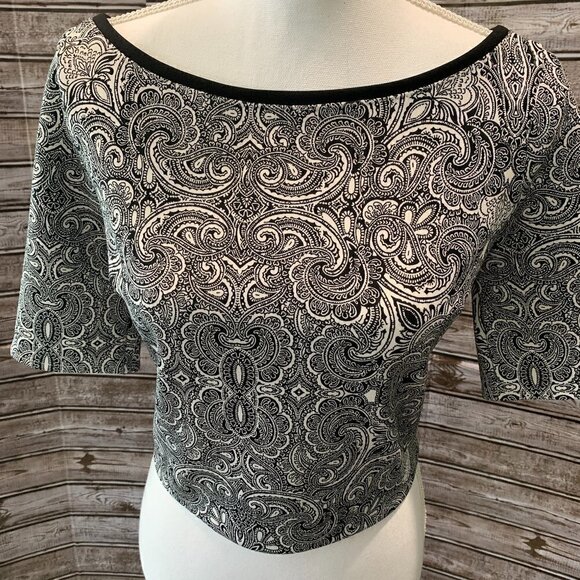 EXPRESS Black & White Zipped Paisley Pattern Cropped Top - Picture 3 of 9